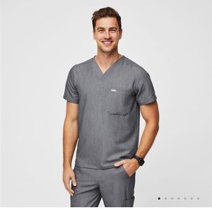 Figs Leon Graphite Gray Leon™ Two-Pocket Scrub Top Size Small